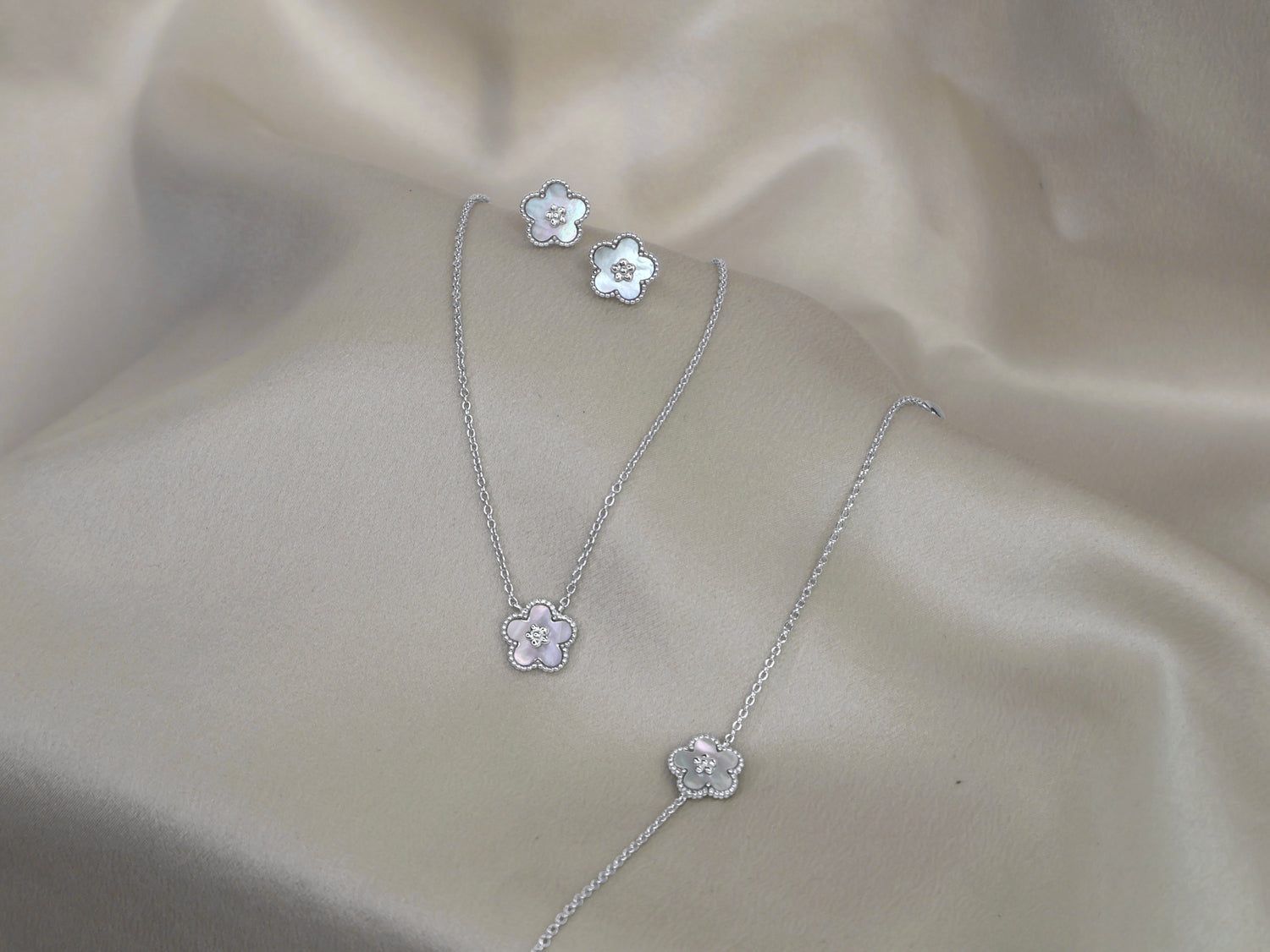 MB Floral Alhambra Necklace Set